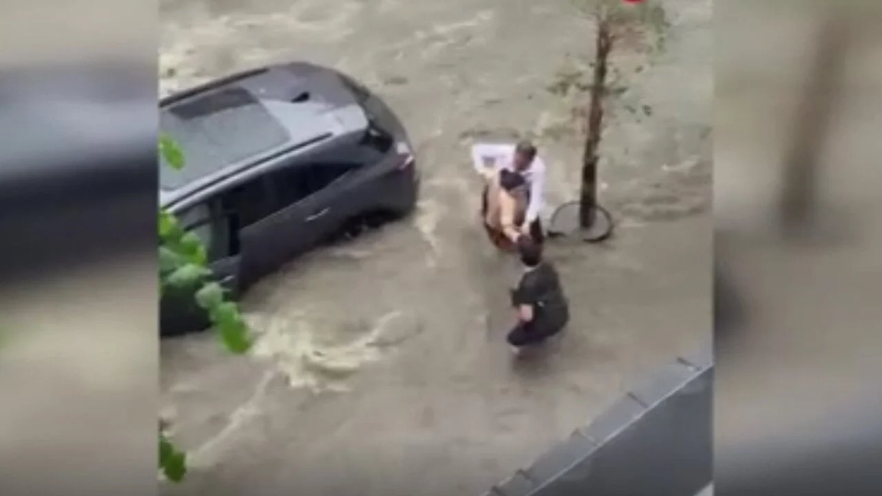 Sağanak vurdu sulara kapılan kadını vatandaşlar son anda kurtardı