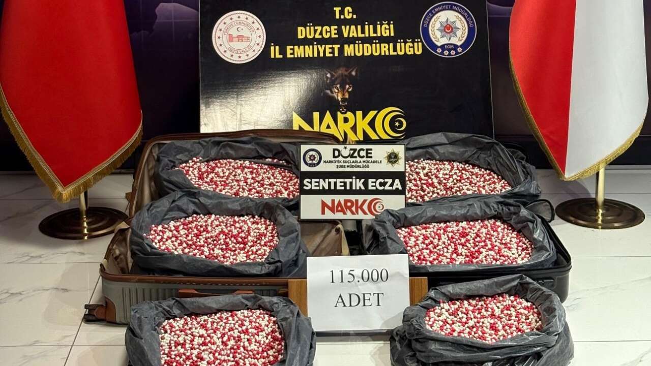 Düzce'de dev narkotik operasyonu: Valizlerden binlerce hap çıktı