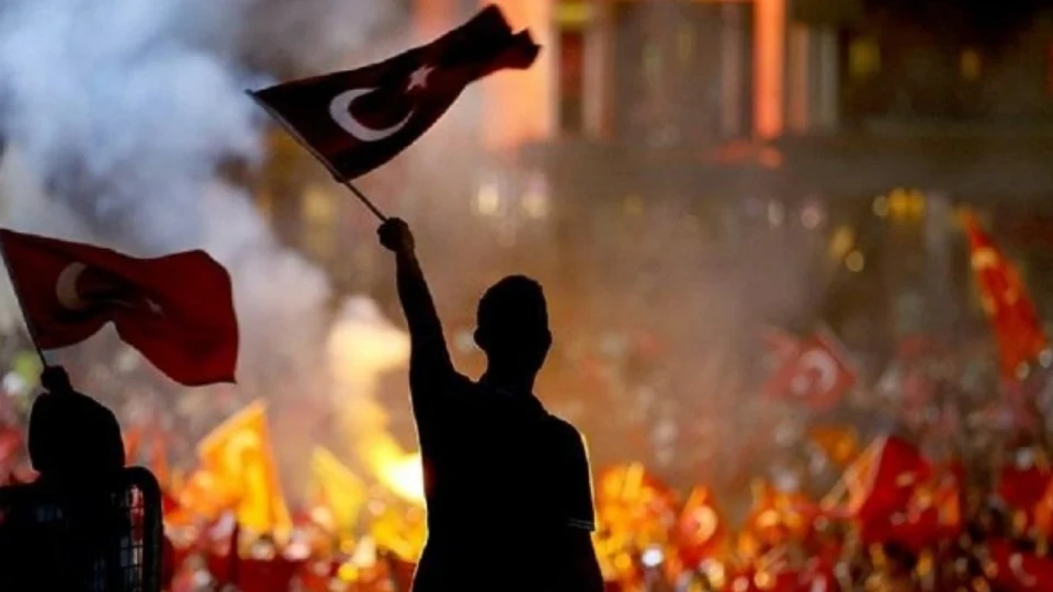 15 Temmuz resmi tatil mi? 2026'da bankalar, belediyeler, hastaneler ve PTT açık mı?