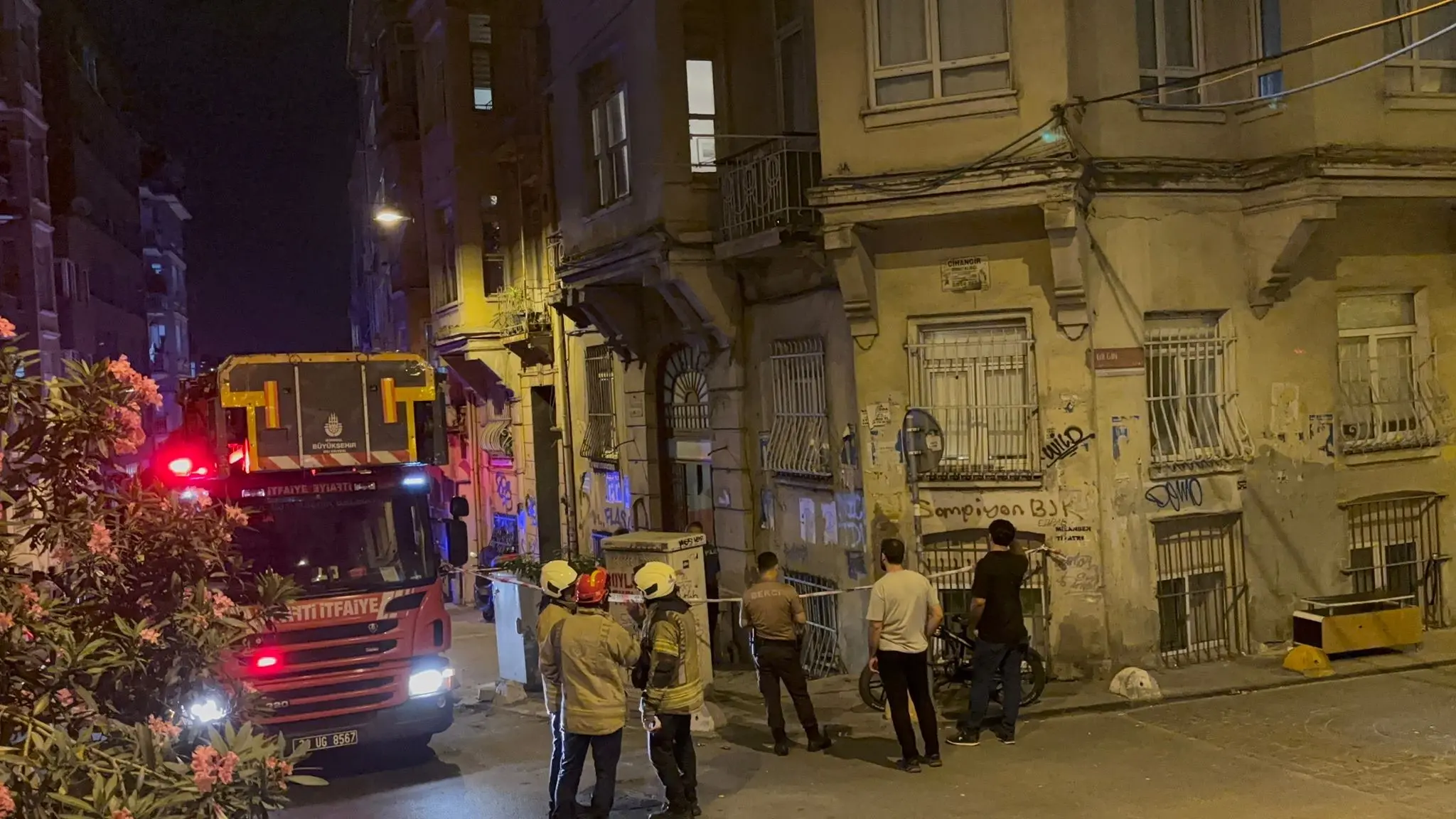 Beyoğlu'nda binada kısmi çökme