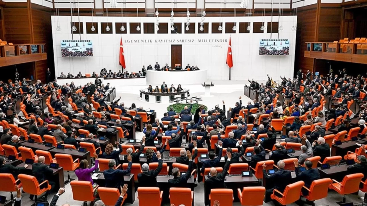 SON DAKİKA... 12 Yargı Paketi Meclis'e sunuldu! AK Partili Akbaşoğlu detayları açıkladı