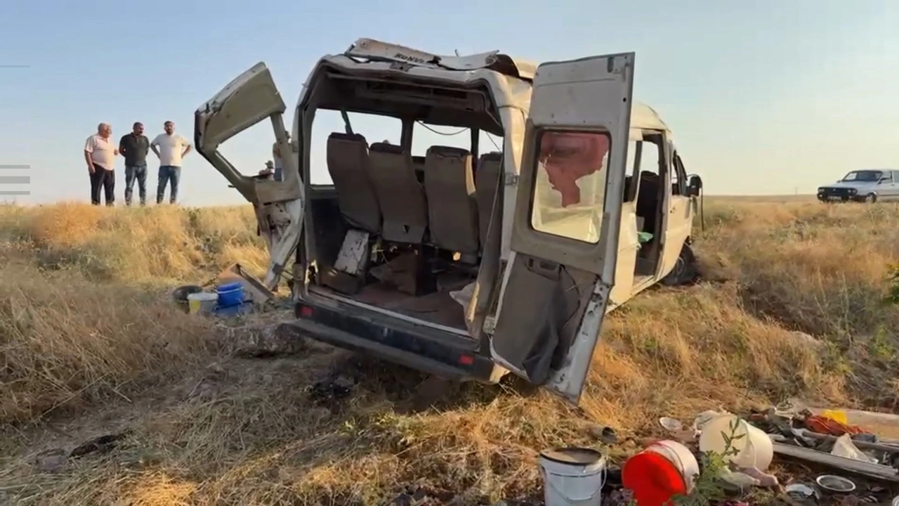 Tarım işçilerini taşıyan minibüs şarampole devrildi: 22 yaralı