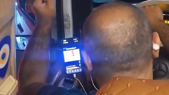Esenyurt’ta minibüs şoförünün seyir halindeyken video izlediği anlar kamerada