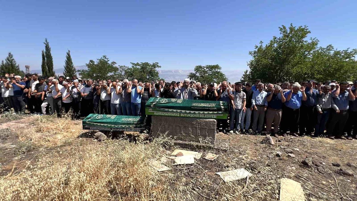 Trafik kazasında hayatını kaybeden anne-oğul Kahramanmaraş'ta son yolculuğuna uğurlandı