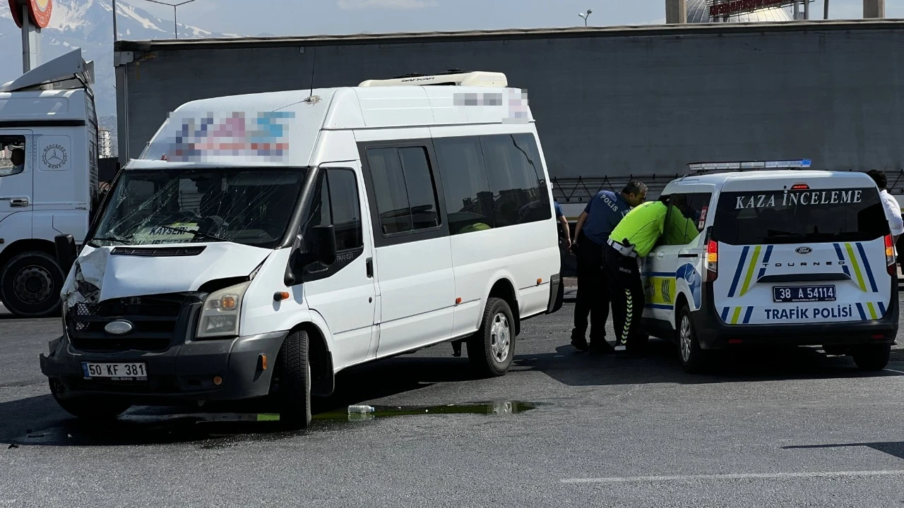 Kayseri'de yolcu minibüsü ile otomobil çarpıştı: 8 yaralı