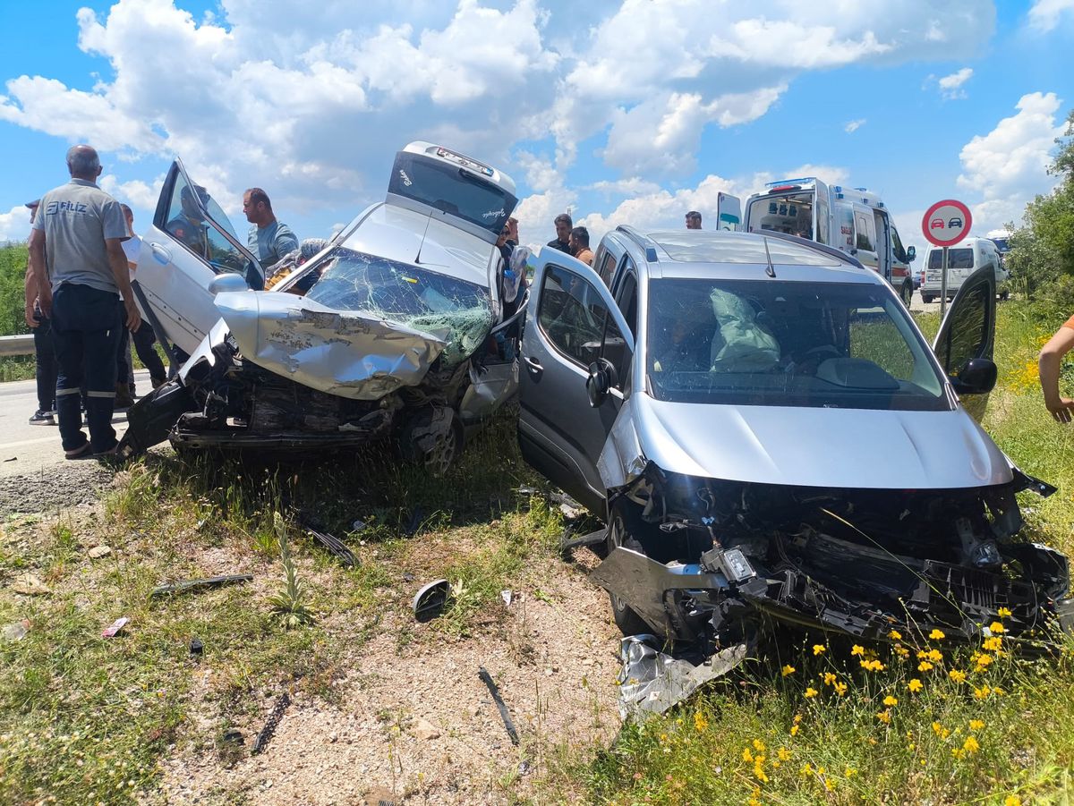 Otomobiller çarpıştı: 1 ölü, 5 yaralı