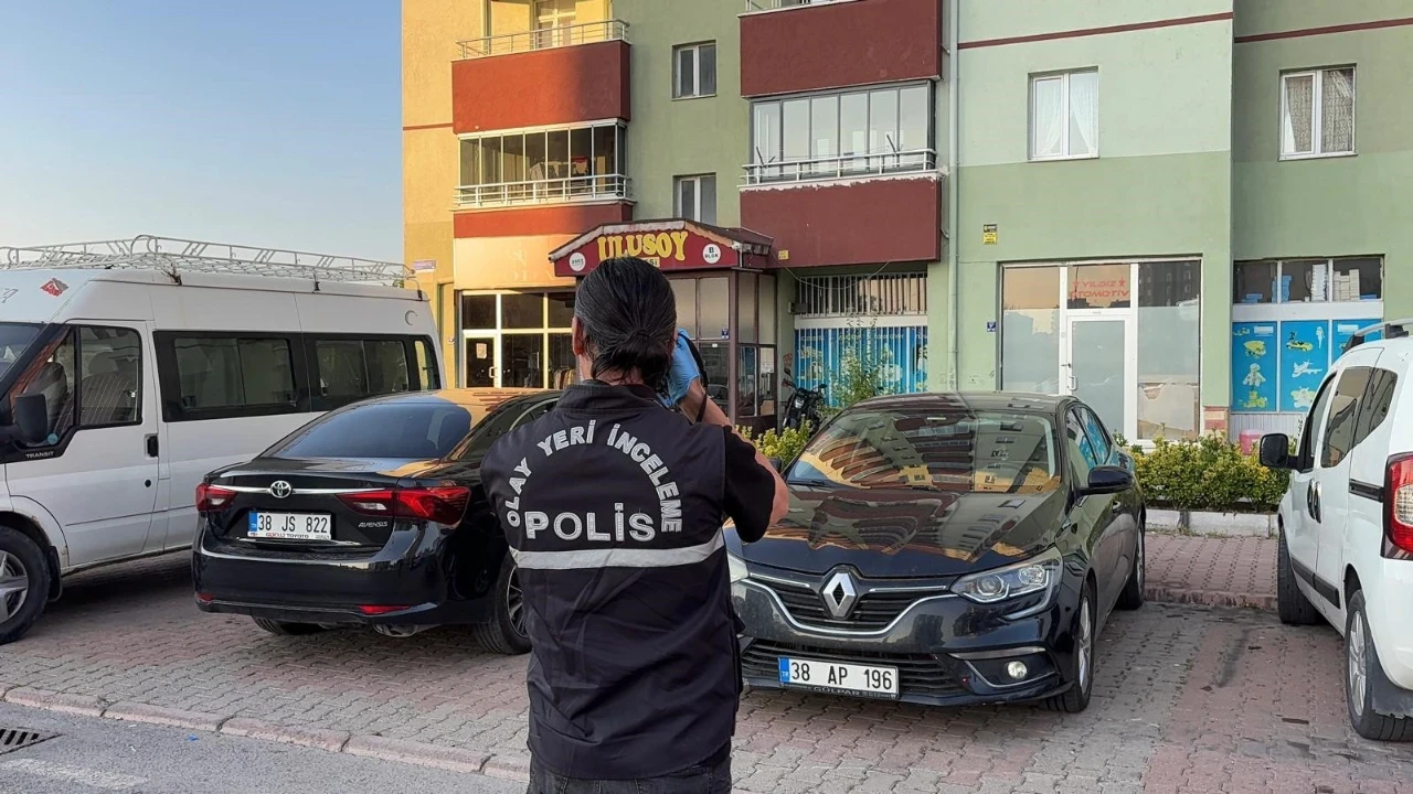 Kayseri'de acı olay: Salonun ortasında oğlunu ölü buldu