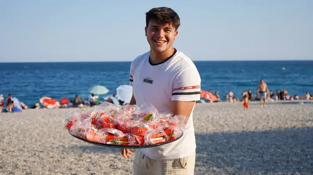 Plajda ücretsiz dağıtıyor! Antalyalı gencin karpuz sandviçi turistlerin yeni gözdesi oldu