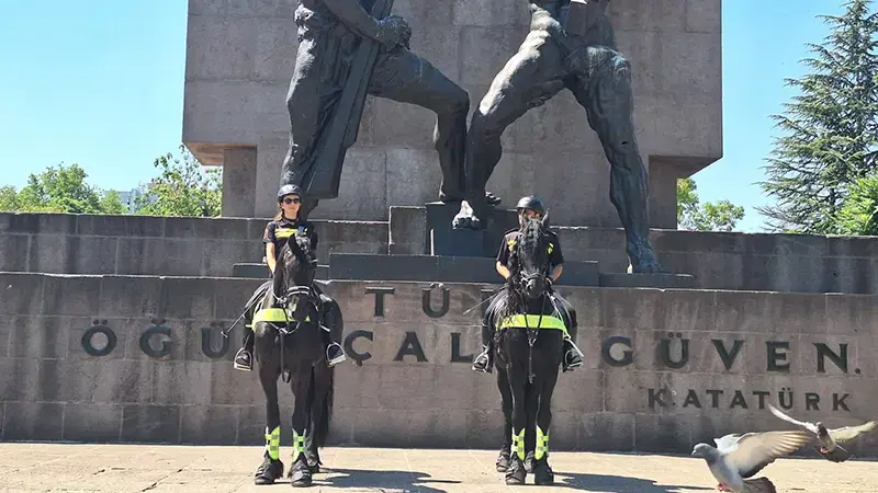 NATO Zirvesi öncesi Ankara'da atlı polislerden devriye