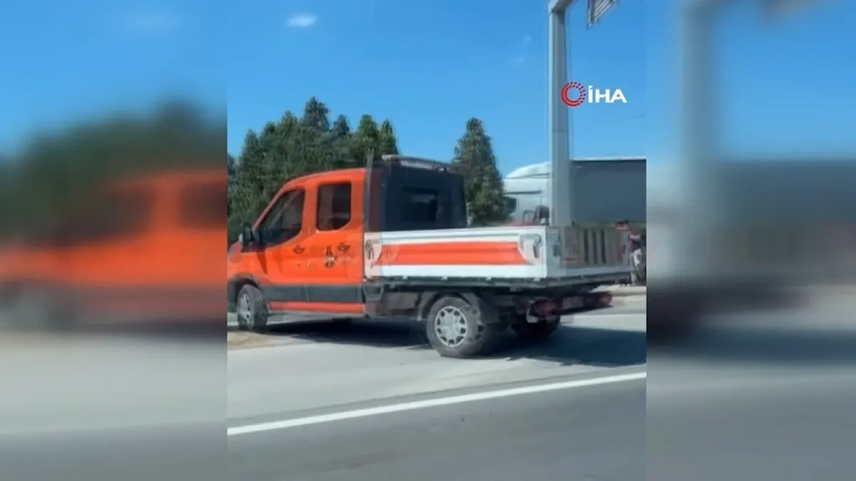 Panelvan yol tabelasına çarptı: 1 ölü, 2 yaralı