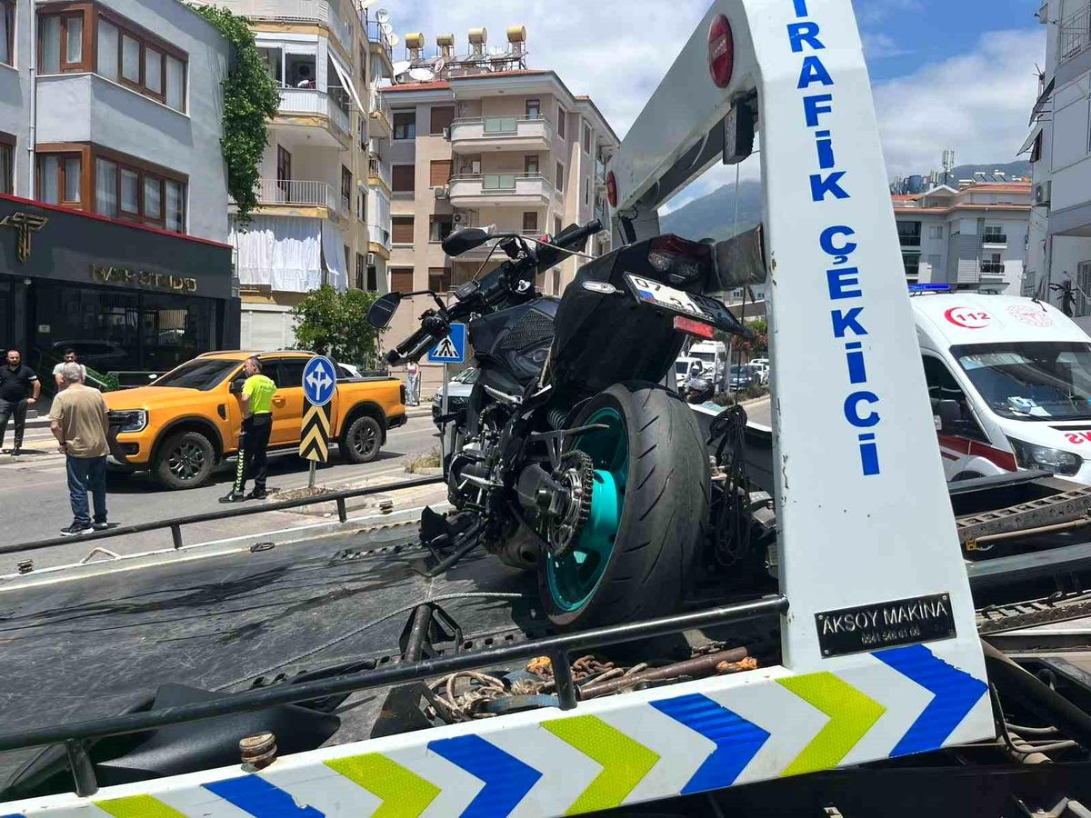 Alanya'da motosiklet ile otomobil çarpıştı: 1 yaralı