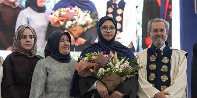 Enkazdan 248 saat sonra kurtarılan Aleyna'nın mezuniyet sevinci