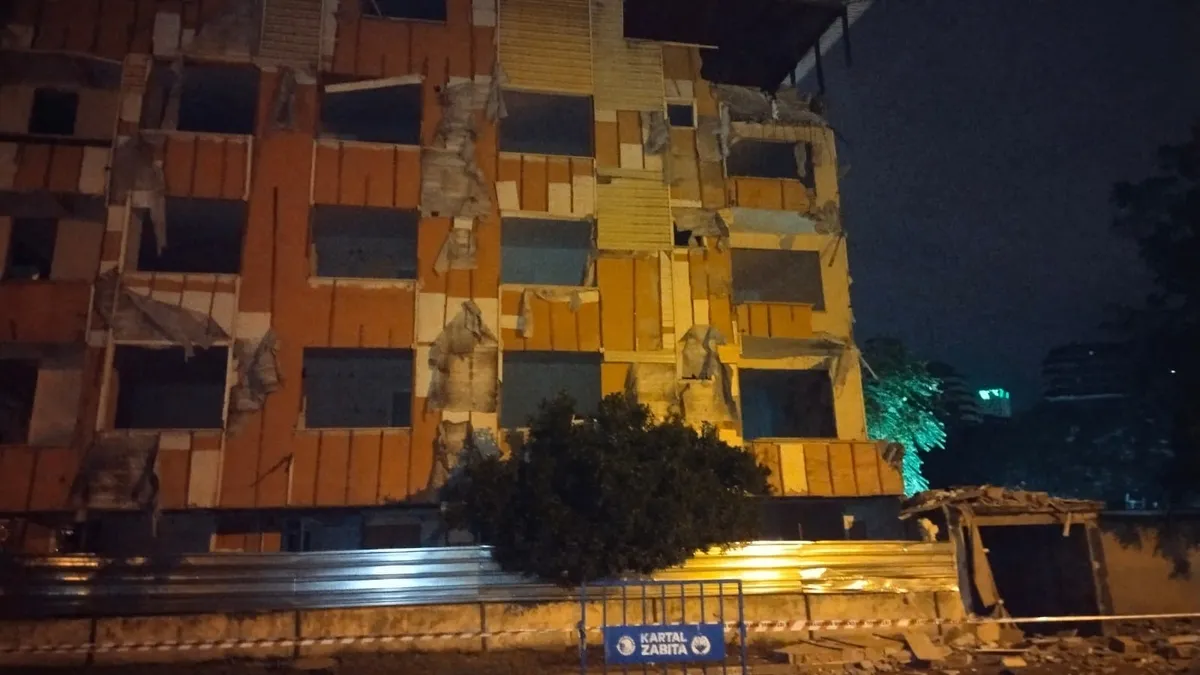 Kartal’da tahliye edilen 5 katlı binanın parçaları arabaların üstüne düştü
