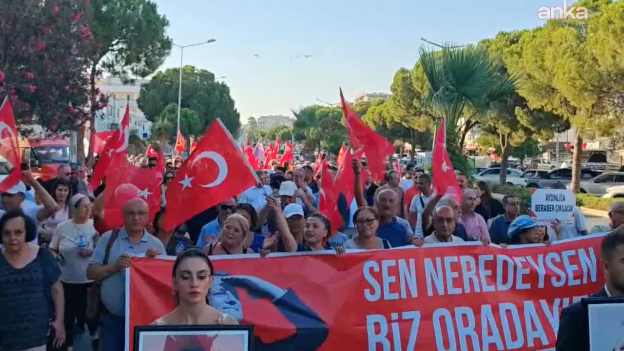Aydın'da CHP’nin il ve ilçe yöneticilerinin görevden alınmasına karşı 'örgüt iradesi' yürüyüşü yapıldı
