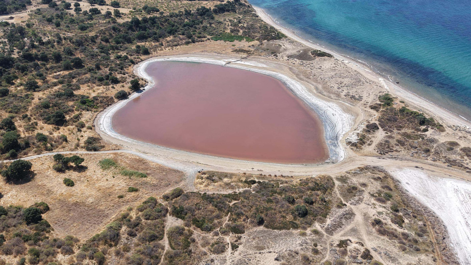 Çanakkale'nin "Kalpli Göl"ü pembeye büründü