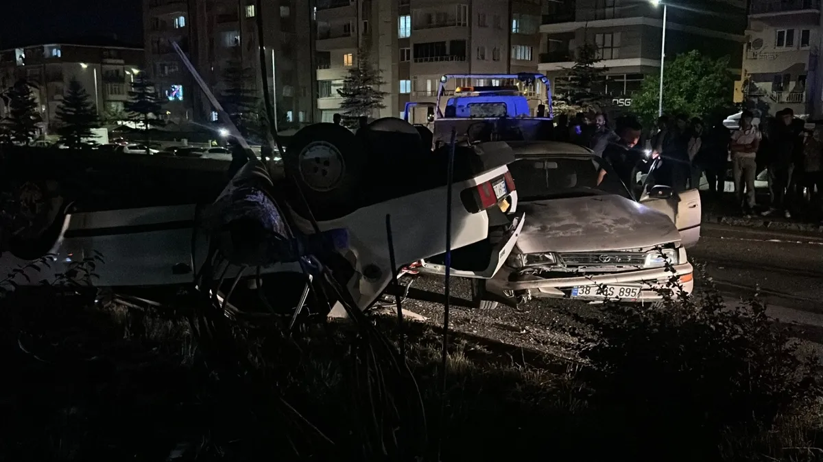 Sivas’ta otomobiller çarpıştı! 5 yaralı