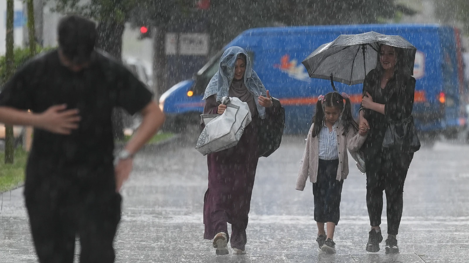 Bu 32 şehirde yaşayanlar gök gürültülü sağanak yağışa dikkat!