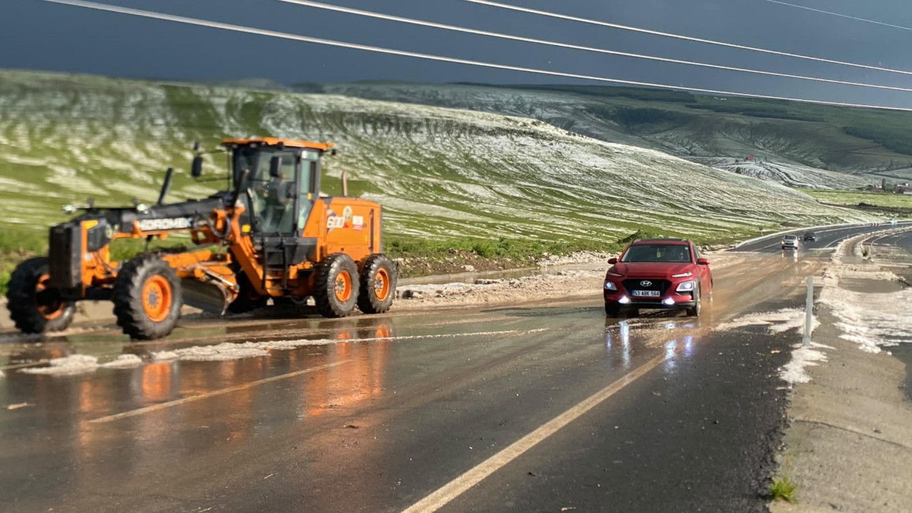 Sağanak ve dolu nedeniyle Ardahan-Göle yolu kapandı