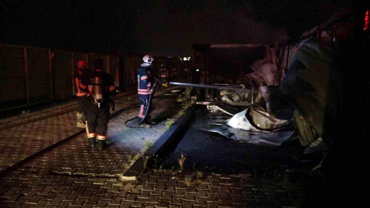 Malatya'da korkutan yangın: Ofis olarak kullanılan konteynerler kullanılamaz hale geldi