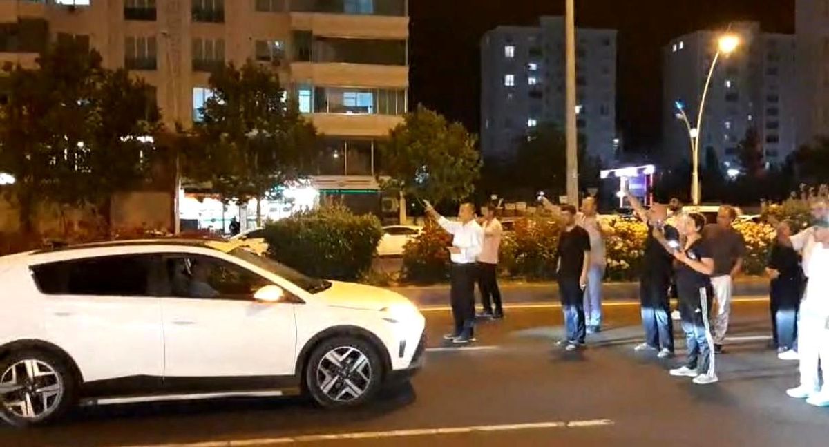 Kazada kaybettikleri yakınları için yolu kısa süreliğine ulaşıma kapattılar