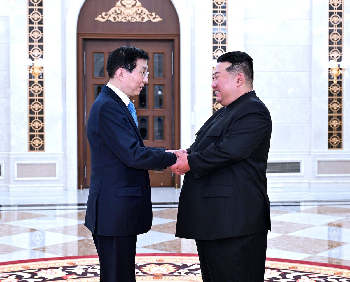 Çin'in En Üst Düzey Siyasi Danışmanı Wang, Kuzey Kore Lideri Kim Jong-un ile Bir Araya Geldi