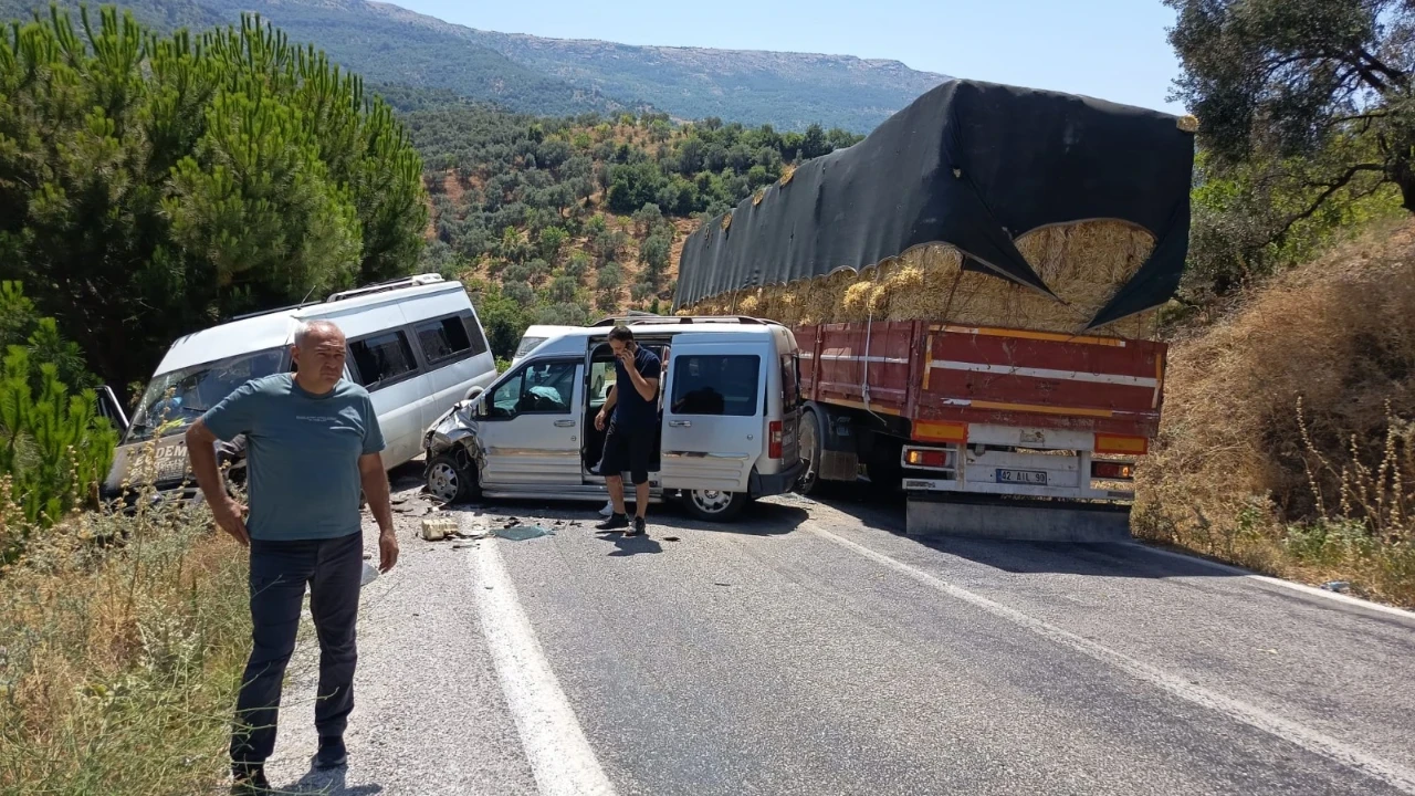 Tarım işçilerini taşıyan minibüs kaza yaptı: 12 kişi yaralandı