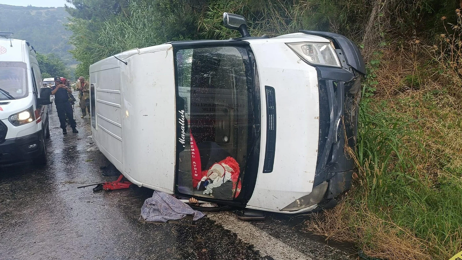 İzmir'de işçi servisi devrildi: Ölü ve yaralılar var