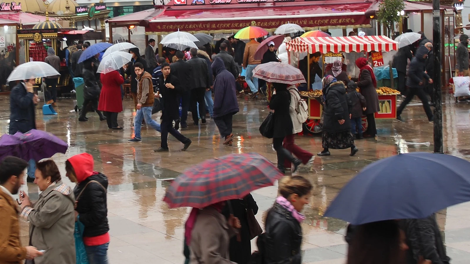 Meteoroloji tarih verdi: İstanbul’a sağanak geliyor, Ege ve Akdeniz 43 dereceyi görecek