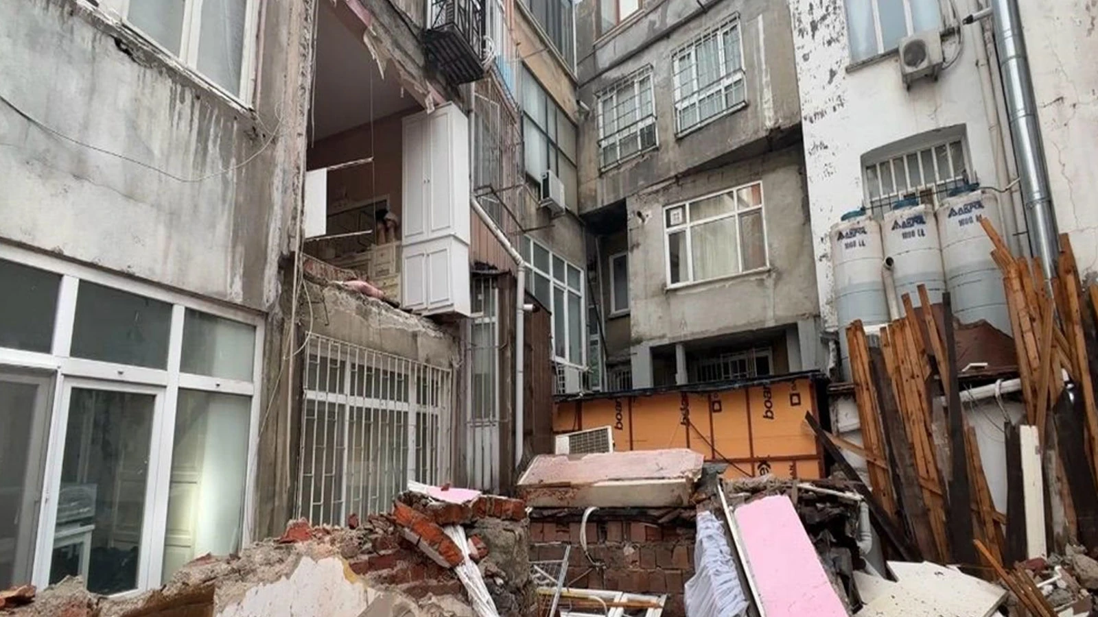 Şişli’de binanın duvarı çöktü! "Deprem oluyor sandık"