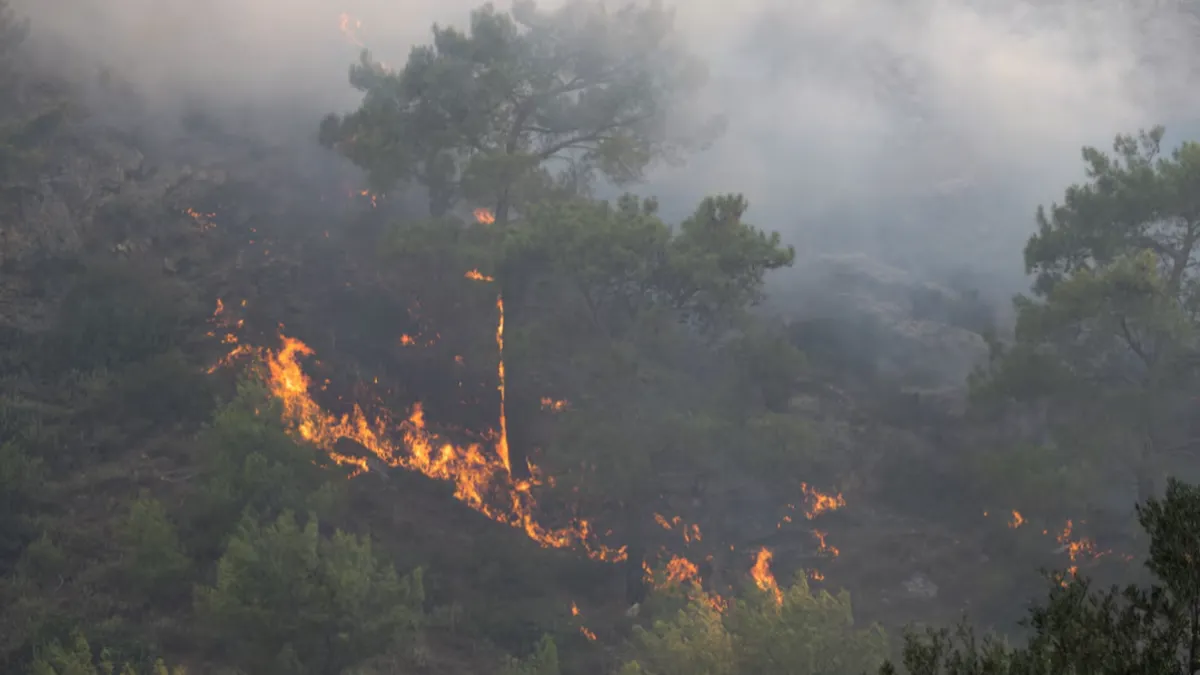 Yunanistan’da yangın kabusu büyüyor: Bu kez Rodos Adası alev aldı