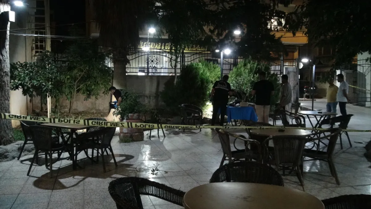 Çay bahçesinde kanlı dehşet! Boşanma aşamasındaki eşini 3 kurşunla vurdu