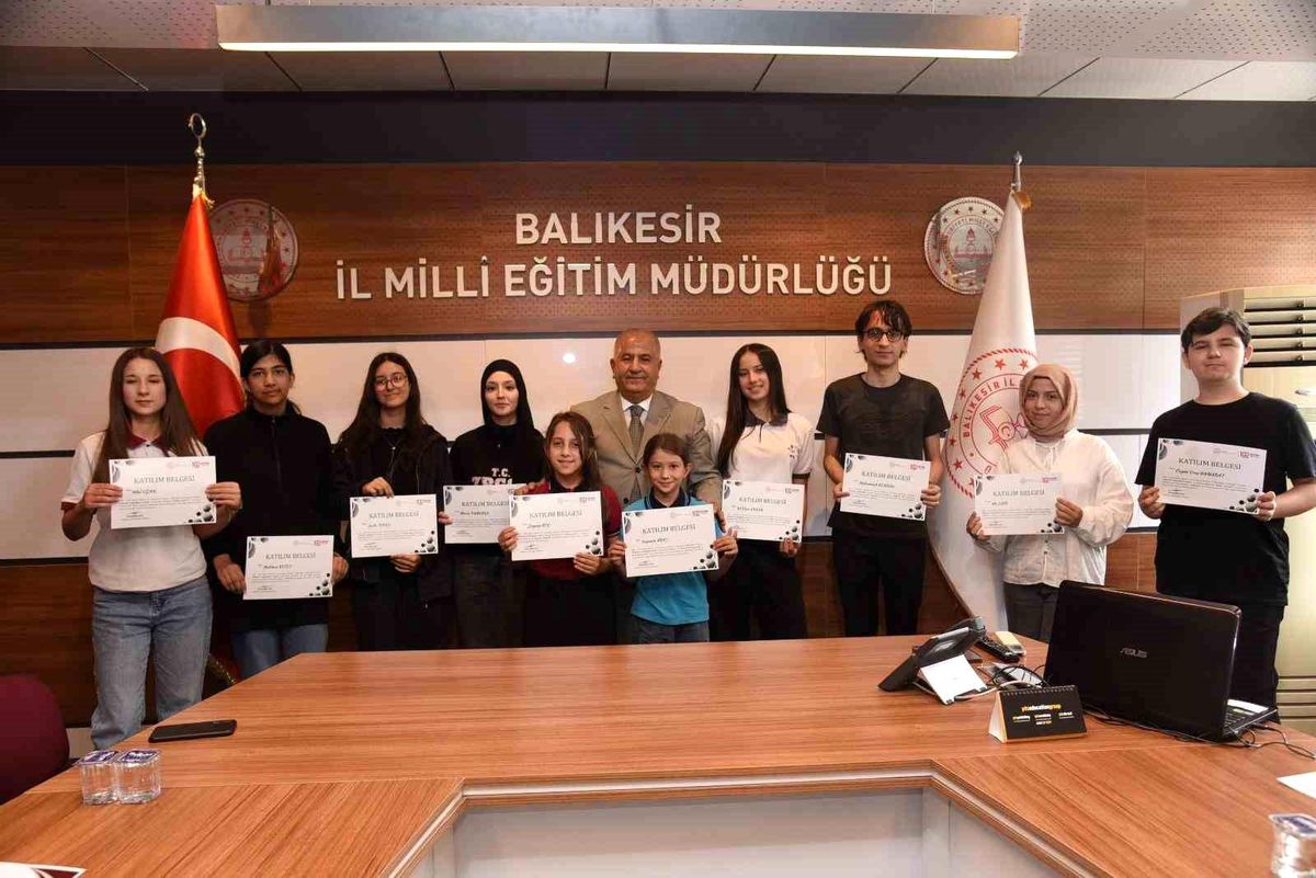 Balıkesir'de başarılı öğrenciler ödüllendirildi