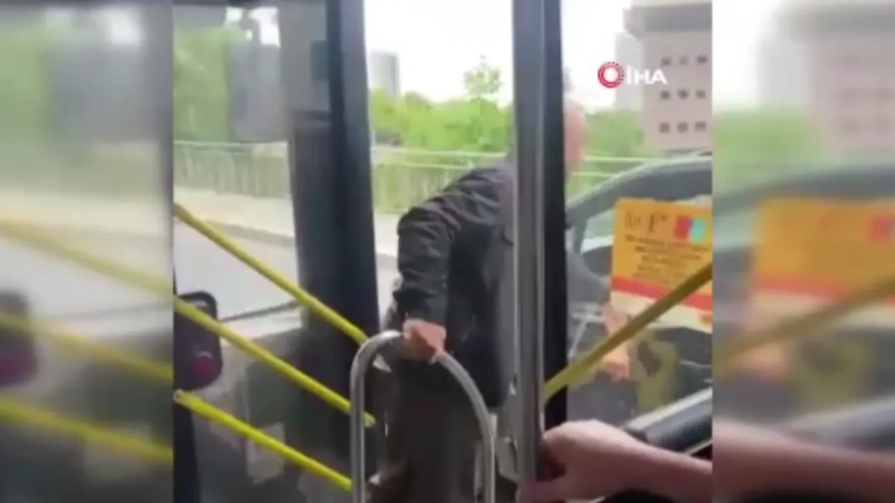 Trafikte “Tükürme” kavgası! İETT şoförü ile otomobil sürücüsünün tartışması kamerada