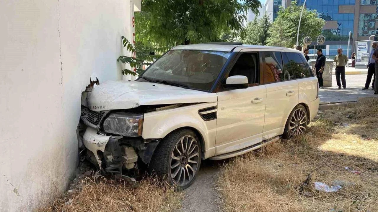 Elazığ'da kontrolden çıkan SUV yayaya çarptı: 17 yaşındaki genç yaşamını yitirdi