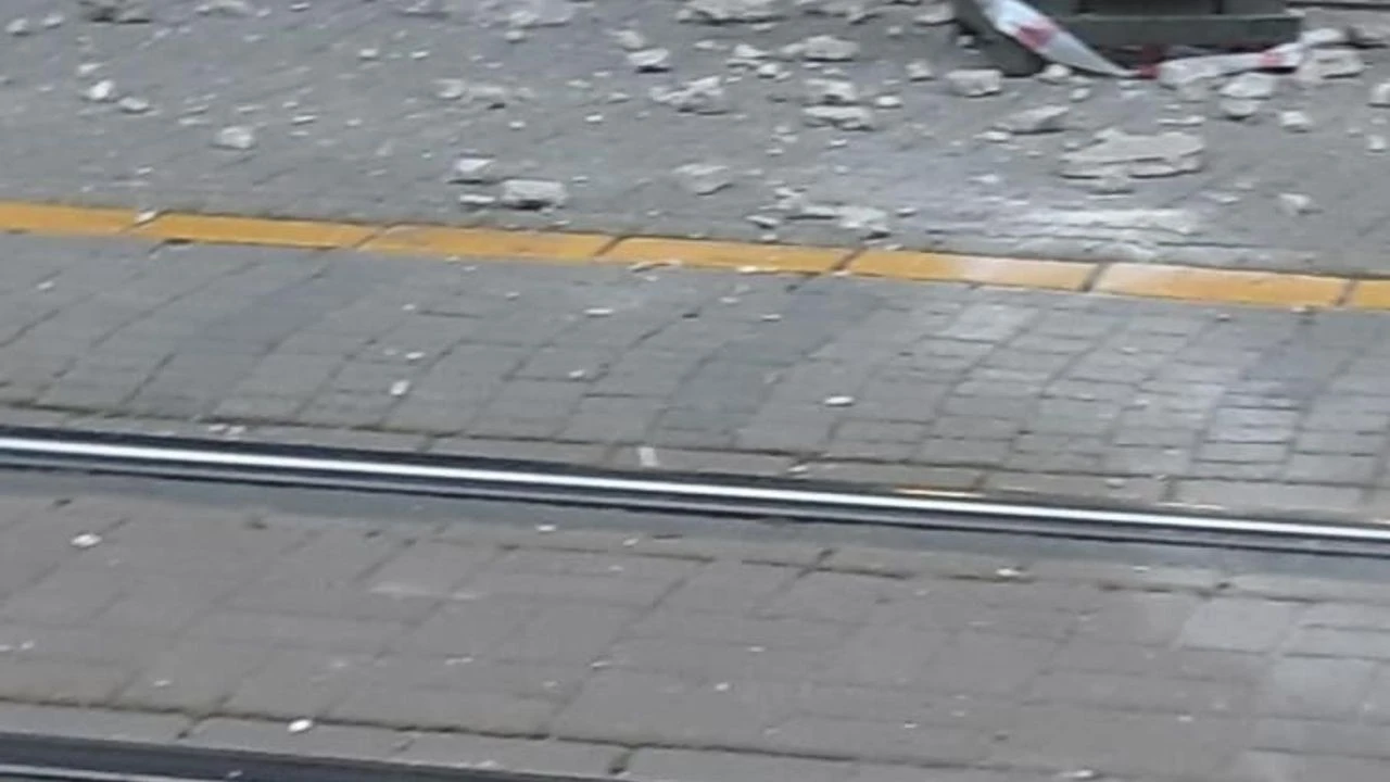 Binanın dış cephesindeki beton parçalar yayaların arasına düştü