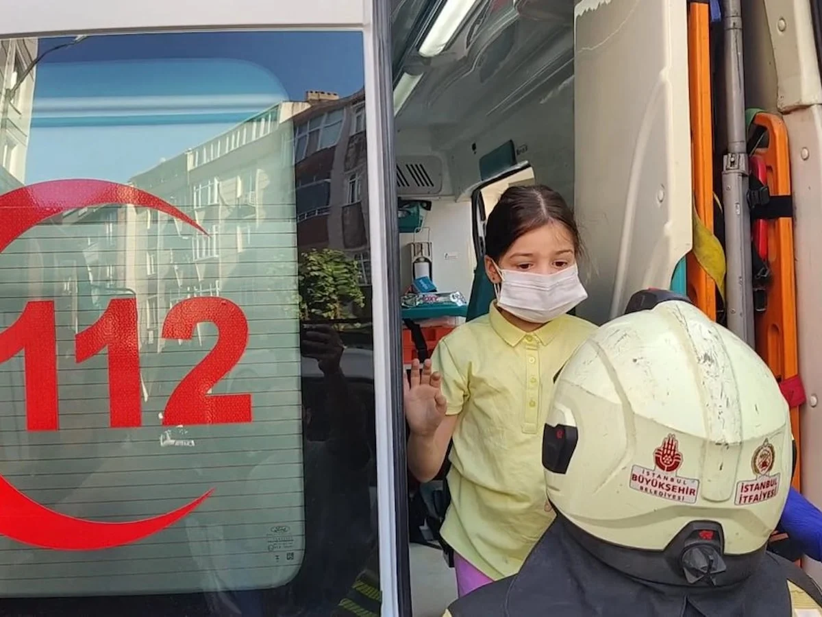 İstanbul'da çıkan yangından kurtarıldı: Merak ettiği kardeşleriyle ambulansta buluşturuldu