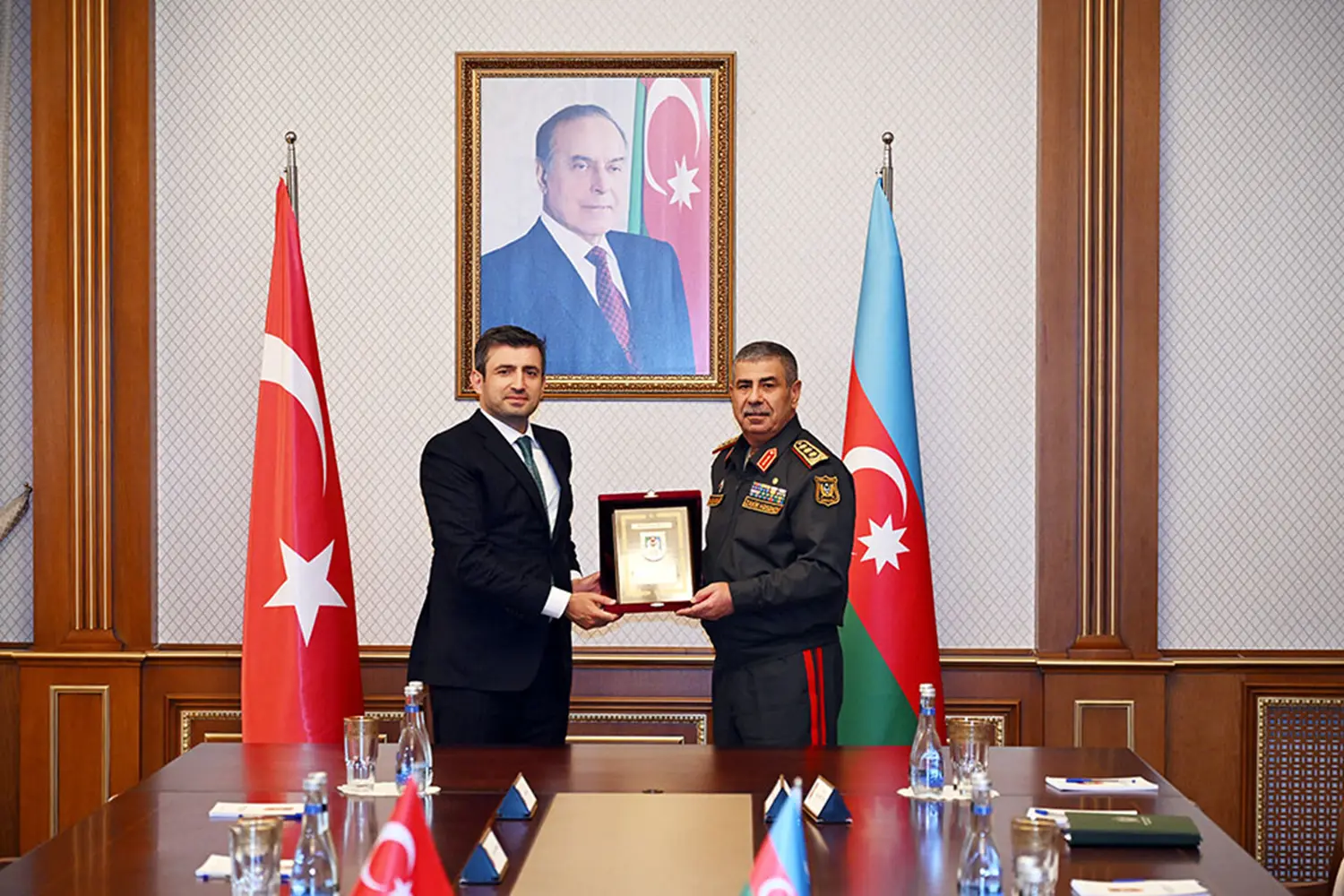 Hasanov, Baykar Yönetim Kurulu Başkanı Bayraktar ile görüştü