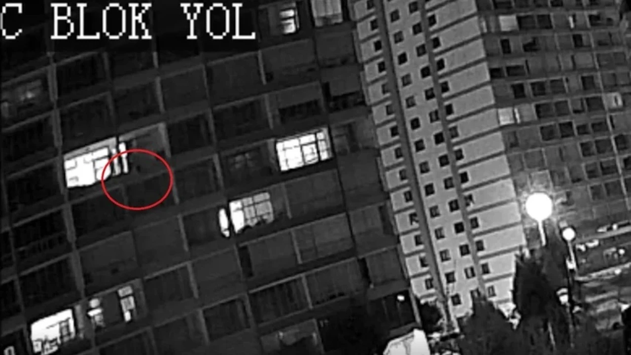 Ölümle sonuçlanan olayın görüntüleri dosyaya girdi: Balkonda 1,5 dakika asılı kaldı