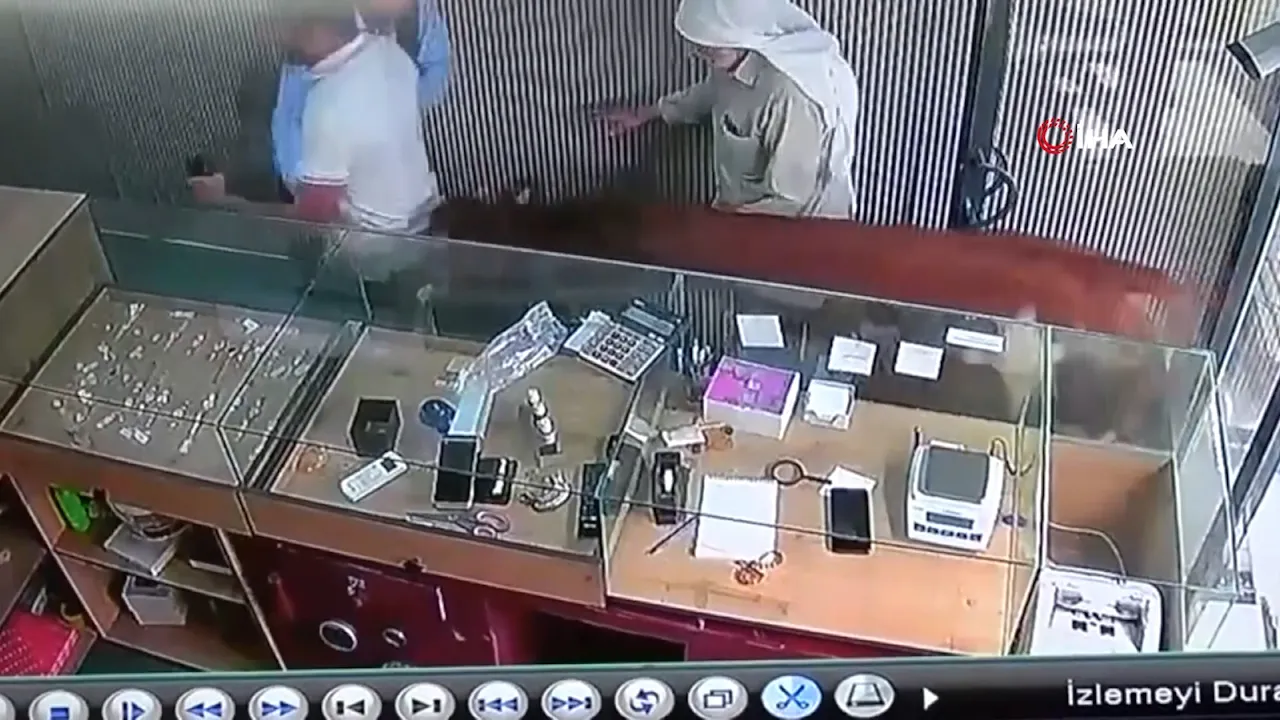 Siverek'te sahibinden kaçan dana kuyumcuya daldı! Müşteriyi sürüklediği anlar kamerada
