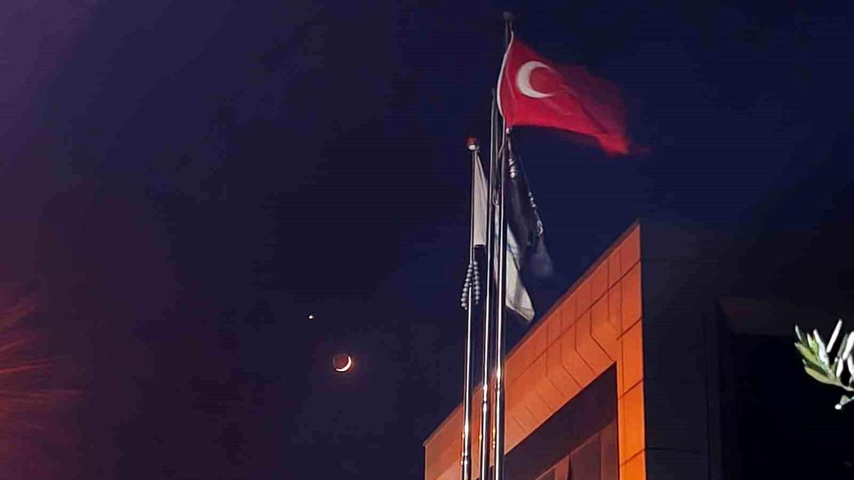 Türk bayrağı ile ay ve yıldız aynı karede