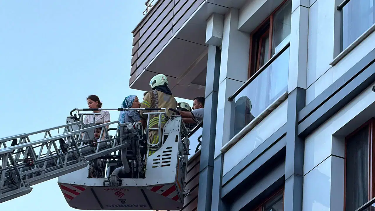 İstanbul'da apartmanda korkutan yangın: 4 kişi hastaneye kaldırıldı