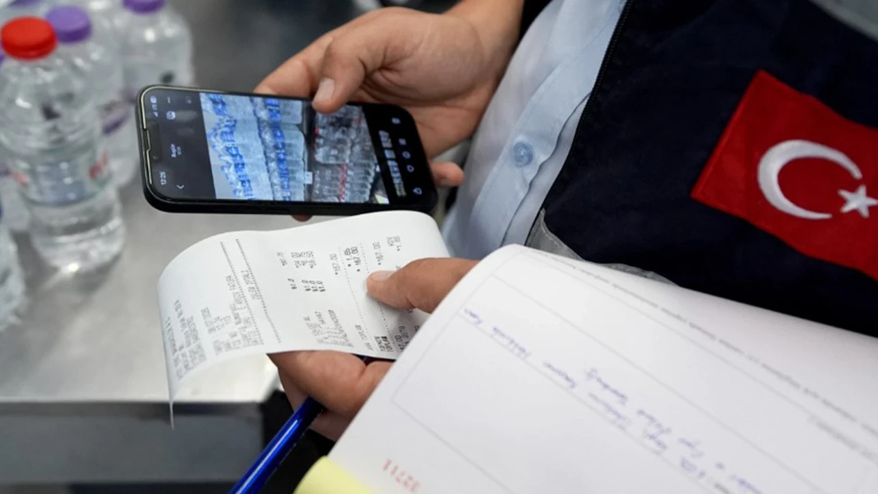 İzmir’de marketlere su ve maden suyu denetimi: Fiyatlar tek tek incelendi