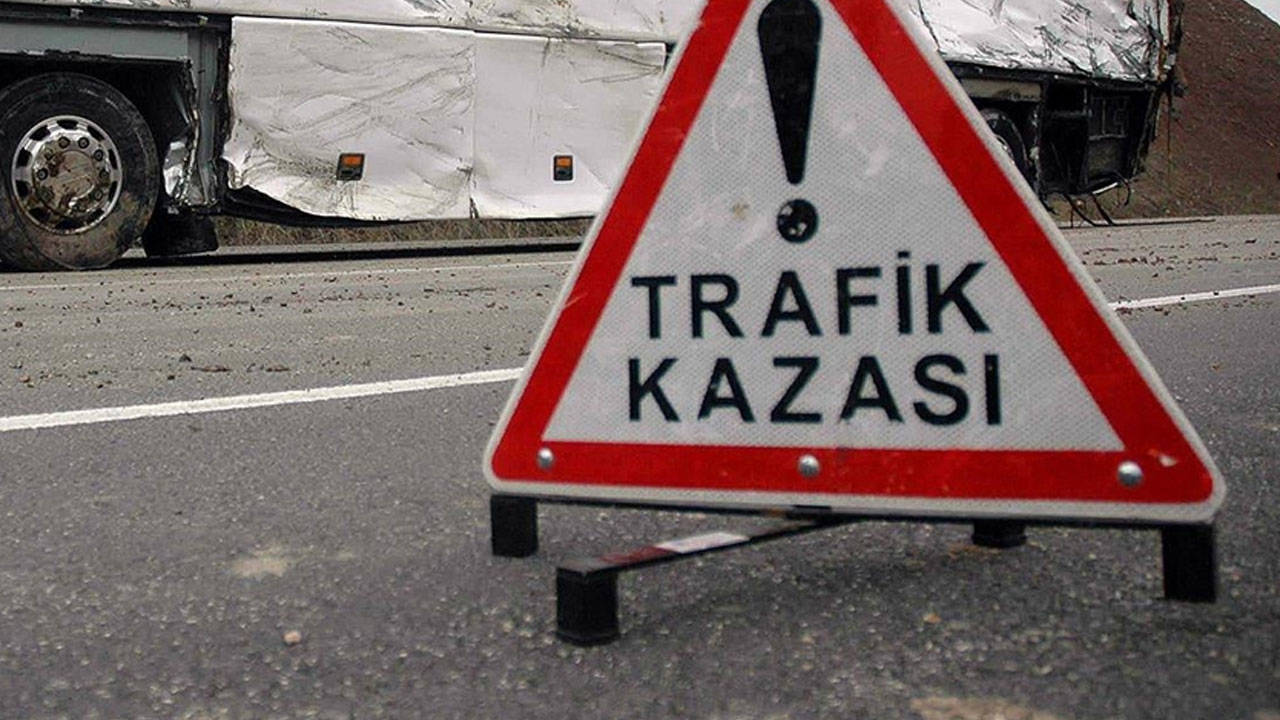 İzmir'de tarım işçilerini taşıyan midibüs devrildi: 22 kişi yaralandı