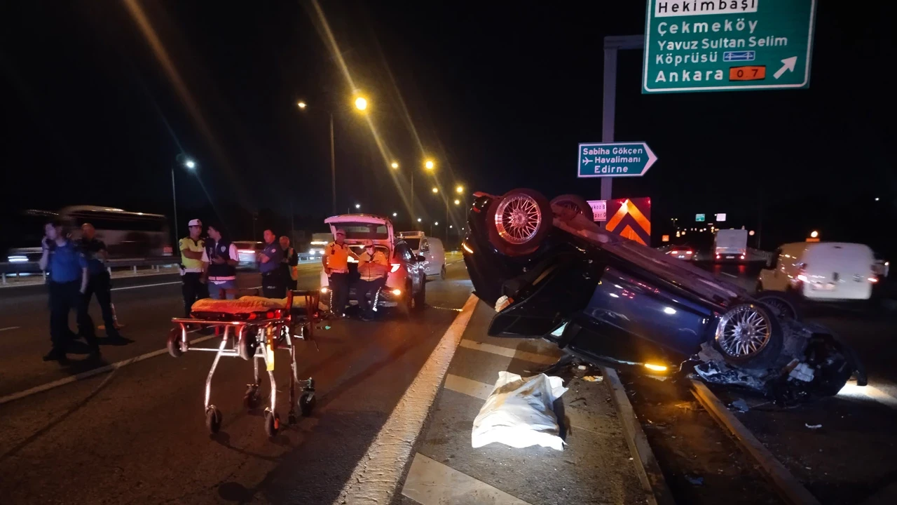 Beykoz'da panelvana çarpan otomobil bariyere saplandı: 1 ölü, 2 yaralı
