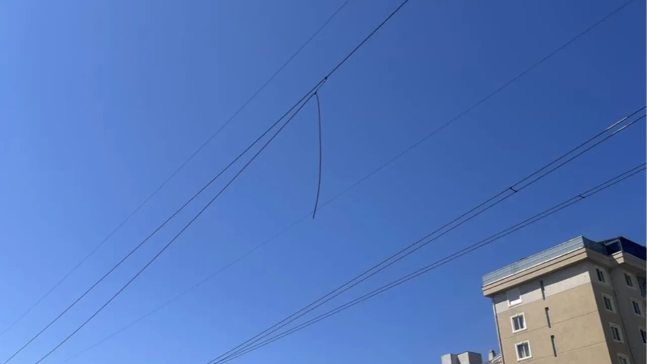 Ümraniye'de yüksek gerilim hattı faciası: Tel koptu, yangın çıktı, bir kişi yaralandı