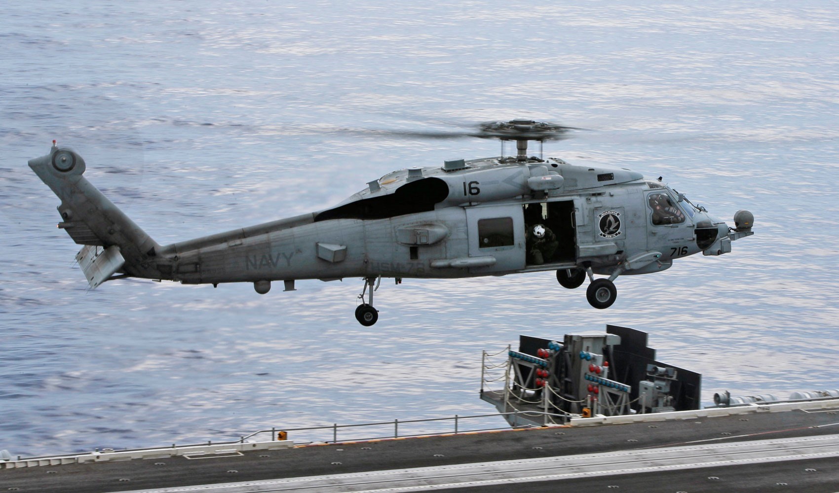 ABD ordusuna ait helikopter Umman Denizi'ne acil iniş yaptı