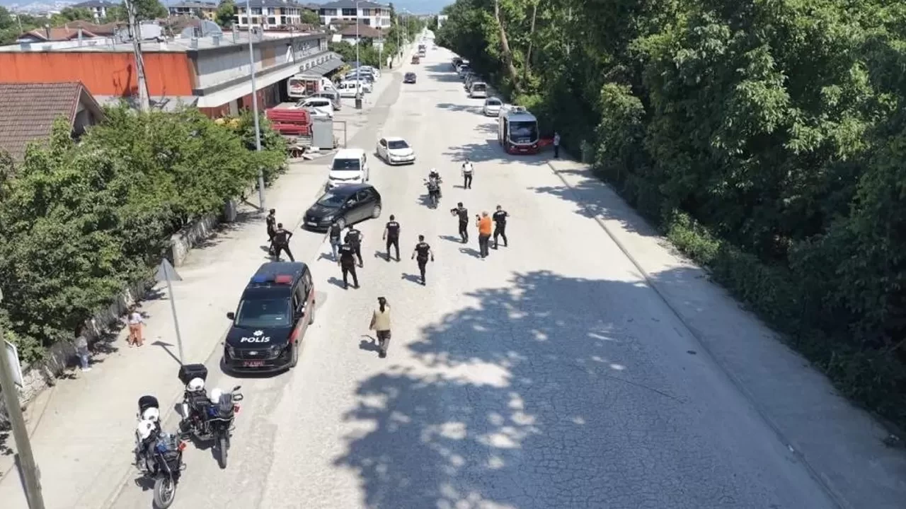 Düzce’de nefes kesen tatbikat! Şüpheli araç kilometrelerce süren takiple durduruldu