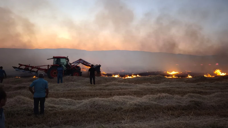 Kırıkkale'de 60 dönüm arazideki saman balyaları yandı