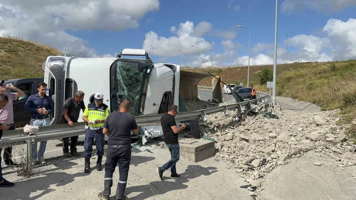 İstanbul Havalimanı sapağında kaza! Hafriyat kamyonu devrildi