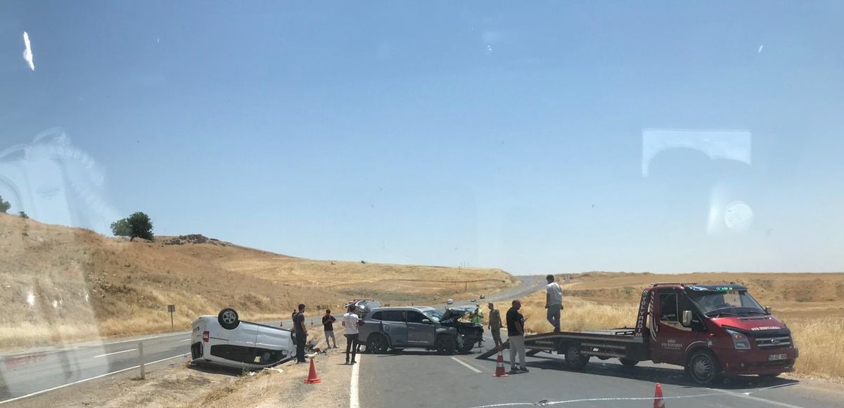 Silvan'da cip ile hafif ticari araç çarpıştı: 1'i ağır, 9 yaralı